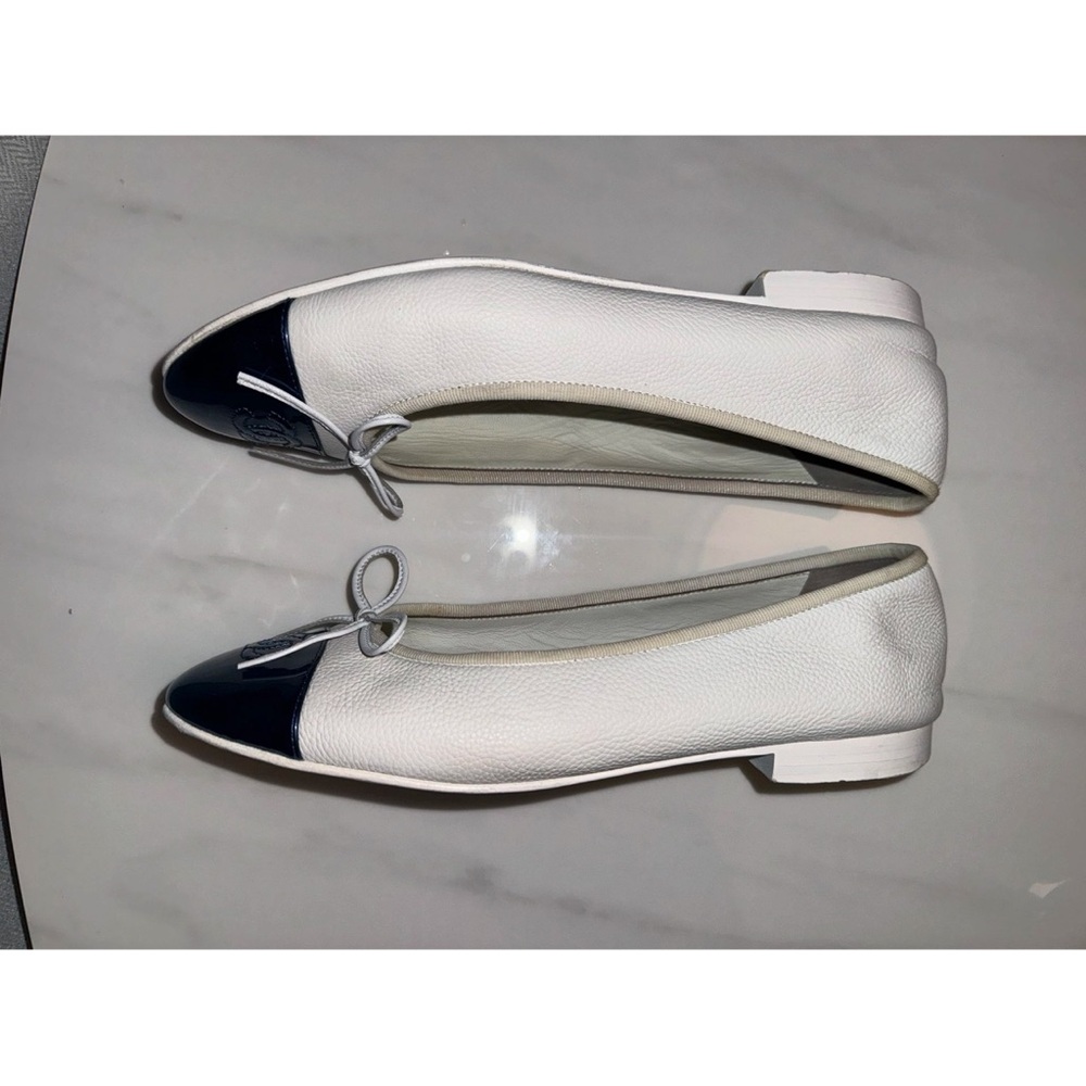 CHANEL Two-Tone White and Black Flats - Picture 10 of 11